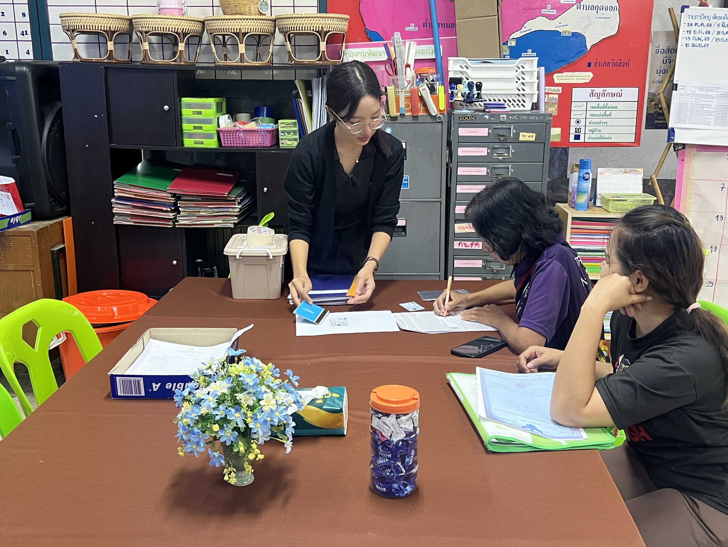 สำนักงานพัฒนาชุมชนอำเภอหนองมะโมง ส่งเสริมผู้ประกอบการ OTOP เข้าร่วมลงทะเบียนโครงการ “คนละครึ่งพลัส”